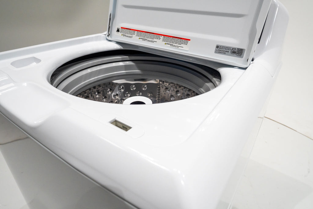 GE 4.3 cu. ft. Capacity Washer with Stainless Steel Basket with Deep Clean GTW525ACWWB - New in Box